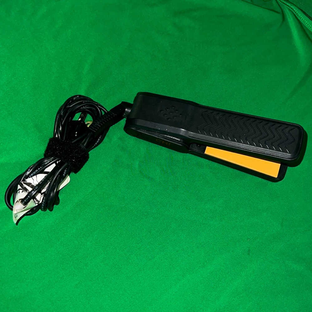 Chi Mini Ceramic Hairstyling Flat Iron travel Compact 7” Black Vacation styling